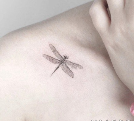 女生锁骨处简约小清新纹身作品