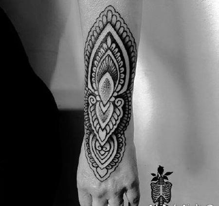 点刺繁花图腾风格的黑色纹身图