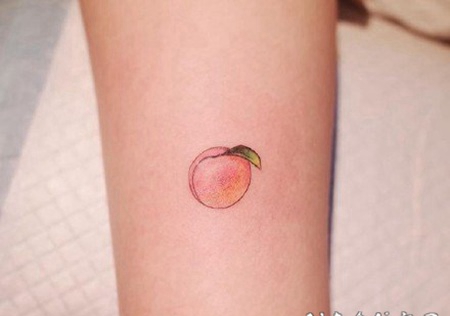 很可爱的小桃子纹身图片
