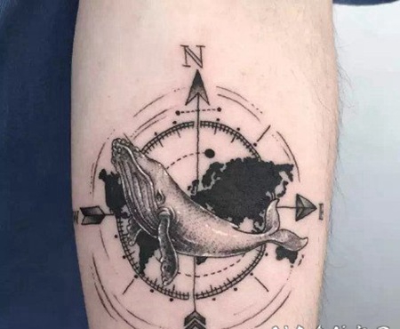 黑灰色的创意鲸鱼纹身图案