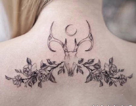 漂亮的适合女生的素花纹身作品