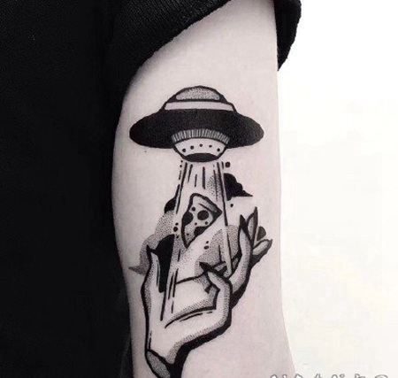 手臂上很好看的黑灰点刺小纹身