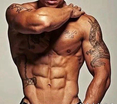 有纹身的肌肉型男帅哥图片