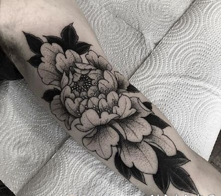 暗黑灰色的花卉纹身图片