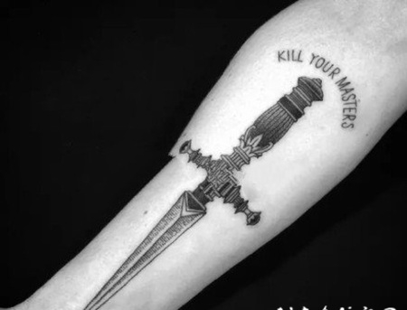 纹在小臂的刀剑匕首纹身图案