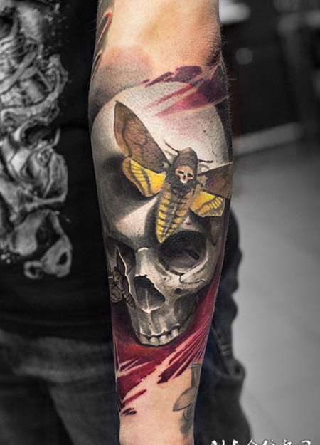 飞蛾扑火，手臂骷髅飞蛾彩绘纹身