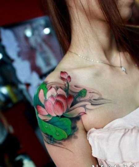 映日荷花别样红，美女肩部色彩艳丽的莲花彩绘纹身