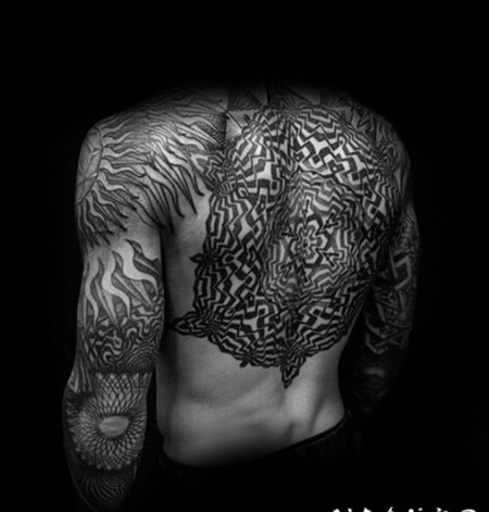 纹身背部 设计感十足的背部纹身图案