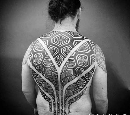 后背纹身男 设计感十足的后背纹身图案
