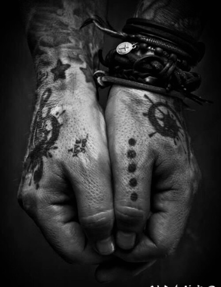 国外精美的手指手背纹身图案摄影作品图片