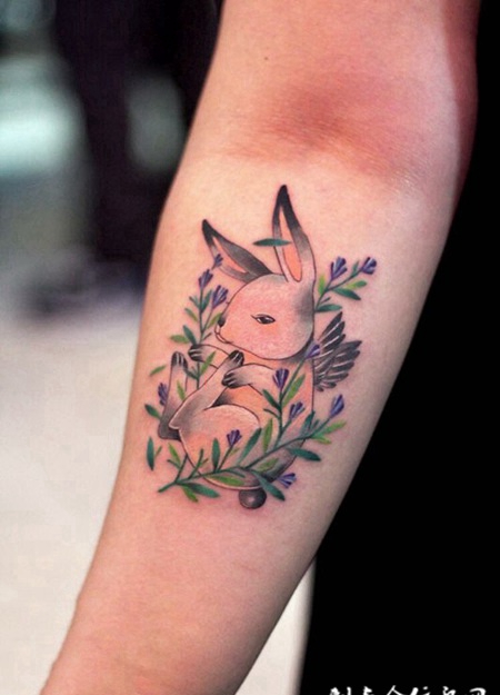 可爱小生灵,手臂小兔子创意彩绘纹身