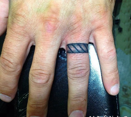 手指纹身戒指 适合情侣的戒指纹身图案