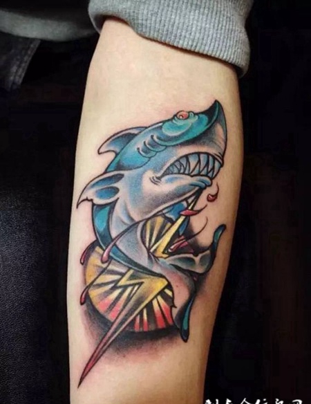 海洋统治者，手臂卡通鲨鱼彩绘纹身