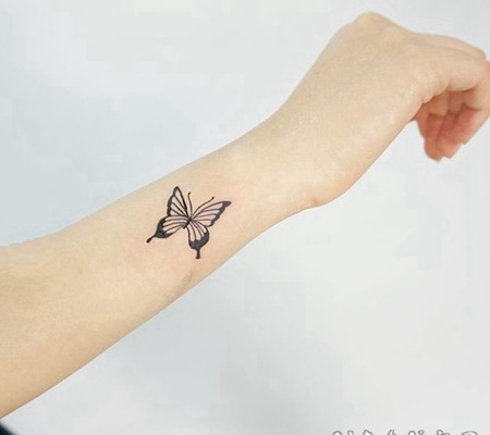 蝴蝶纹身图片 花间飞舞的蝴蝶纹身图案