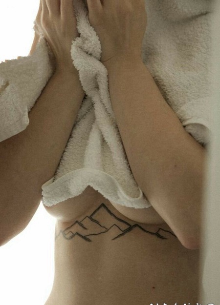 纹身胸骨 时尚而又个性十足的胸骨纹身图案