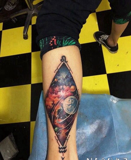 璀璨星空，小腿唯美梦幻星空彩绘纹身