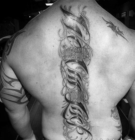 脊柱纹身男 别致而又大气的脊柱纹身图案