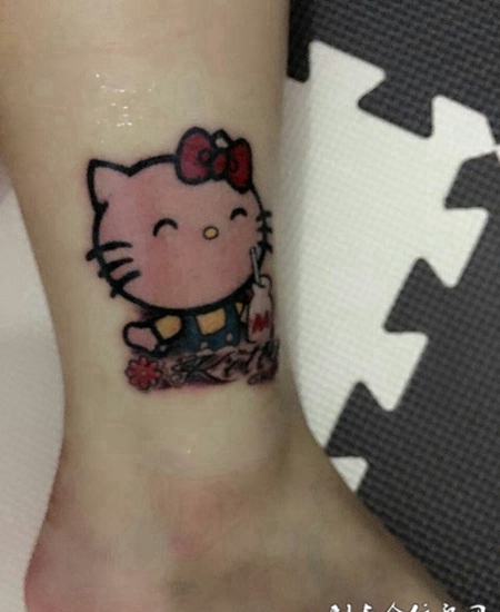 童年魅力，脚踝萌萌的hellokitty卡通纹身