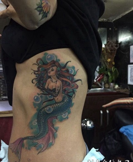 水中的小精灵，侧腰美人鱼彩绘纹身图案