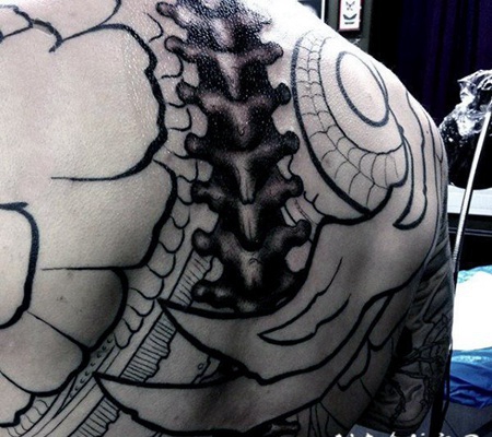脊柱纹身男 设计感十足的男生脊柱纹身图案
