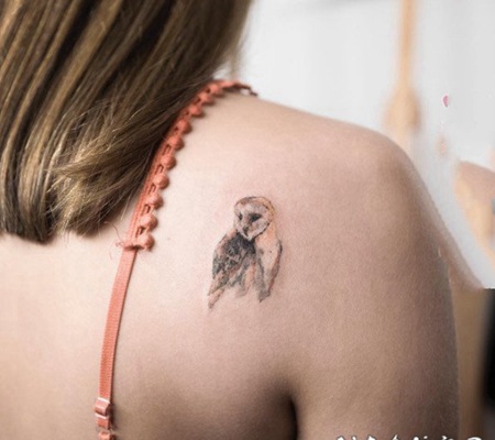 纹身后背 清新而又魅力不凡的后背纹身图案