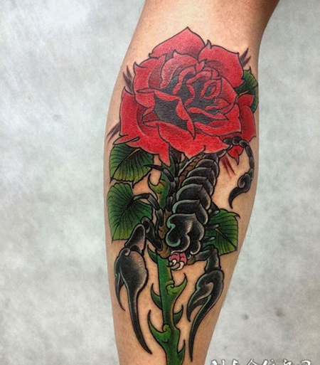 藏于花下的毒刺，手臂玫瑰蝎子个性彩绘纹身
