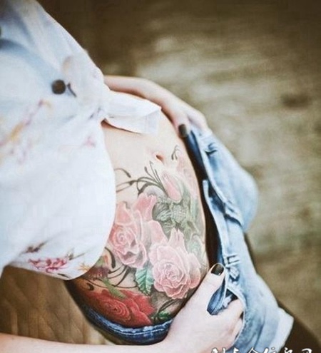 争芳斗艳，美女腰部色彩艳丽的玫瑰花彩绘纹身
