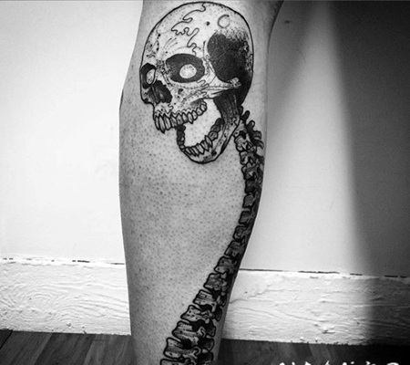 男生脊柱纹身 彰显个性的男生脊柱纹身图案