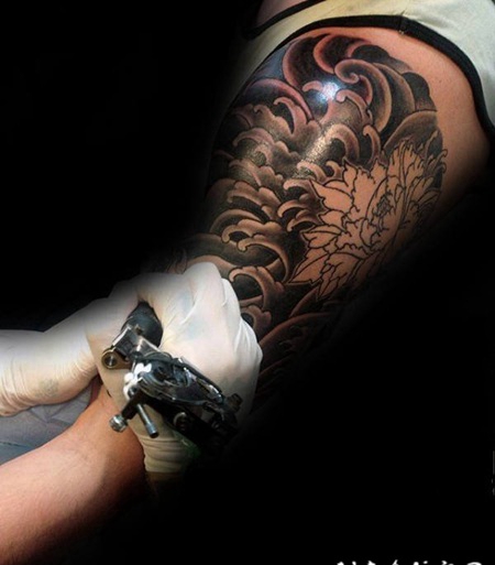 纹身小牡丹 黑色调却不失华贵的牡丹纹身图案