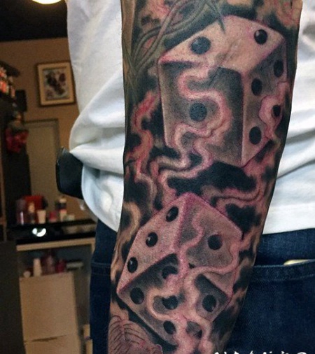 骰子纹身图案 黑灰色调的骰子纹身图案