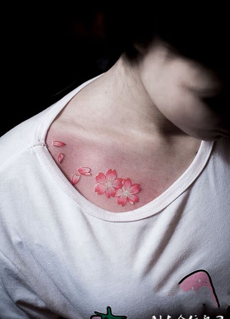 飘落的小可爱，锁骨樱花彩绘创意纹身