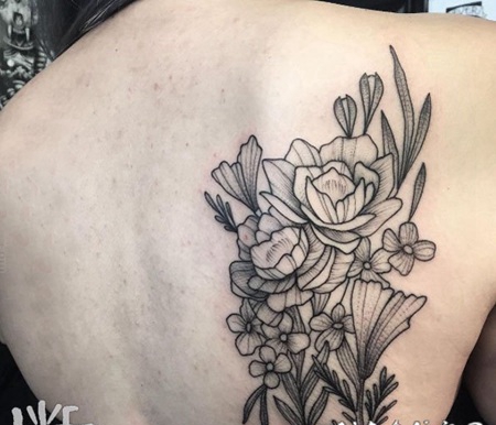 纹身后背图案女 唯美时尚的后背纹身图案