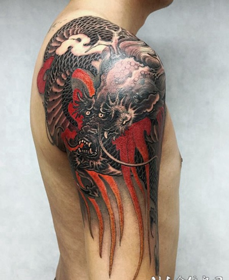红云黑龙，手臂黑色巨龙霸气纹身图案