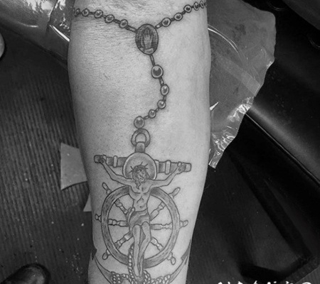 欧美船锚纹身 写实风格的欧美船锚纹身图案