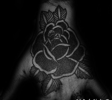 黑玫瑰纹身图案 唯美而又独特的黑玫瑰纹身图案