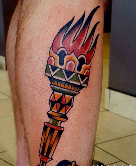 火的纹身图案 男生小腿上彩绘的火纹身图片