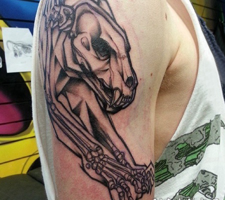 骨头纹身图片 男生大臂上创意的骨头纹身图片