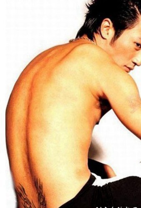 明星纹身 谢霆锋后背上黑色的翅膀纹身图片