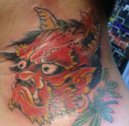 颈部红色的鬼头纹身图案