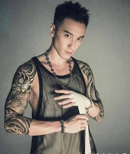 王阳明的纹身 明星手臂上黑灰色的花臂纹身图片