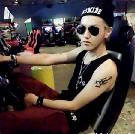 吴亦凡纹身图案 吴亦凡手臂上黑色的蝎子纹身图片