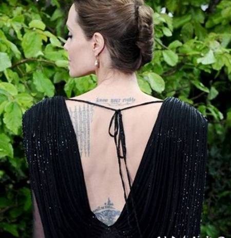 泰国法力纹身 明星后背上英文和泰国法力纹身图片