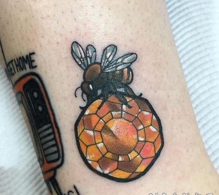 蜜蜂纹身图案 女生小腿上彩绘的蜜蜂纹身图片