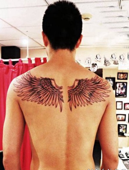 明星纹身 明星后背上黑灰的翅膀纹身图片