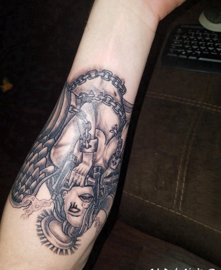 纹身守护天使 女生手臂上黑灰色的纹身守护天使纹身图片