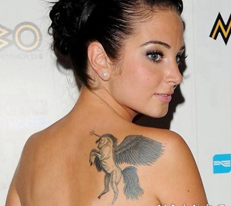 明星纹身 明星后背上黑灰色的独角兽纹身图片