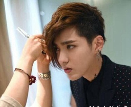 吴亦凡纹身图案 明星颈部黑色的十字架纹身图片