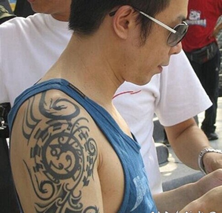 中国纹身明星 黄贯中手臂上黑色的部落图腾纹身图片