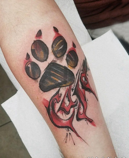 猫爪纹身 男生手臂上彩绘的猫爪纹身图片