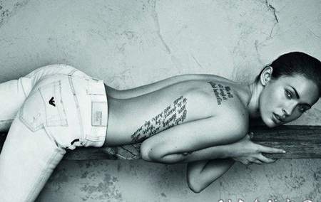 国际纹身明星 明星后背上黑色的英文纹身图片